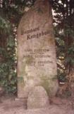 Надгробный камень на могиле Карла Дегелова.