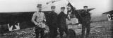 Fokker из KEK Vaux. Крайний слева - Рудольф Бертольд, снявшийся с наземным персоналом. 1916 г.