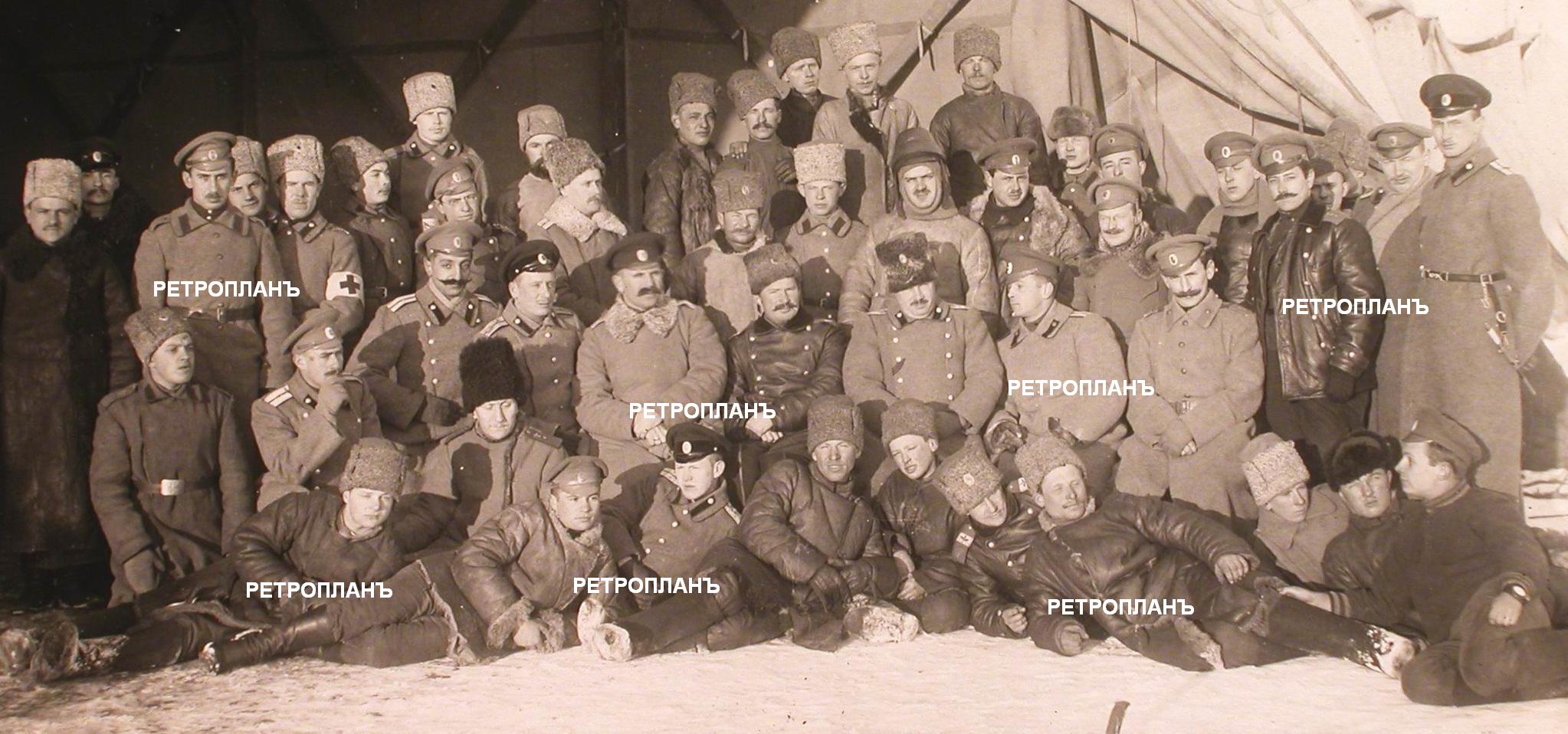 Группа офицеров роты, команды аэродрома и летчиков-учеников перед отъездом заведующего аэродромом. (Богдашевский П.П. - третий слева, во втором ряду)