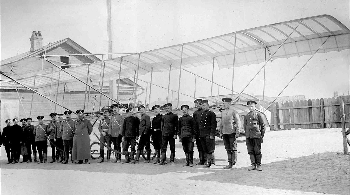 Чины  23-го авиационного отряда стоят перед аэропланом «Фарман-VII»
