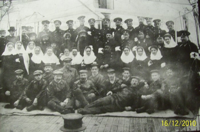 На борту парохода «Николай Александрович». Авиаторы в первом ряду.