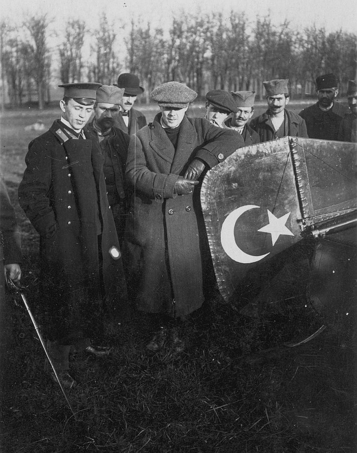 А.А. Агафонов и В.Ф.Савельев у трофейного аппарата REP. Зима 1912-го года, Сербия, Белград. 