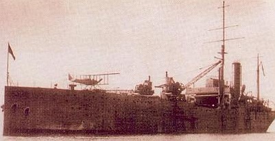 Авианесущий корабль Ark Royal во время Дарданельской операции.