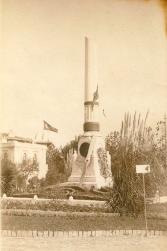 Памятник жертвам авиационных катастроф на площади Фатих в Стамбуле.